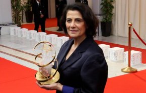 بالدموع.. ممثلة فلسطينية تهدي جائزة حصدها فيلمها لأطفال غزة