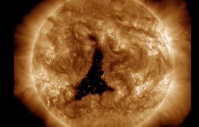 بالفيديو.. ثقب عملاق في الغلاف الجوي للشمس!