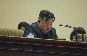 شاهد..زعيم كوريا الشمالية يجهش بالبكاء لهذا السبب!