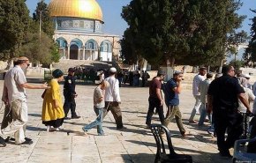 عشرات المستوطنين يقتحمون باحات المسجد الأقصى