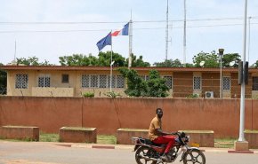 فرنسا تغلق سفارتها في النيجر لهذا السبب..
