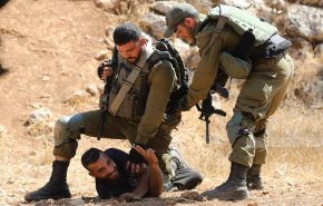 جنود الاحتلال يقتحمون قرى ومخيمات فلسطينية ويعتقلون العشرات