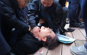  طعن'زعيم المعارضة'بكوريا الجنوبية خلال مؤتمر صحفي! + فيديو