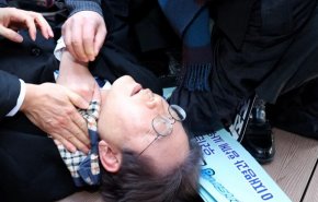 فرد ناشناس با چاقو به رهبر اپوزیسیون کره جنوبی حمله کرد + ویدیو