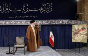 «دختر کاپشن صورتی» در حسینیه امام خمینی(ره)