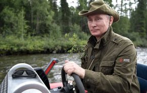 شاهد/ الرئيس الروسي يغطس عارياً في مياه مجمدة