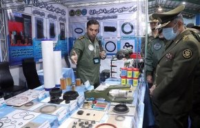 قائد الجيش الايراني يزور معرض أحدث انجازات طيران الجيش
