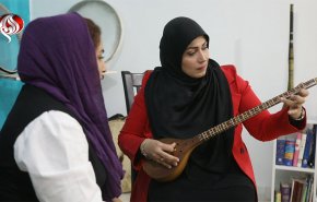 شاهد مراسلة العالم تعزف آلة موسيقية ايرانية 