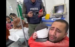 لحظه دردناک رویارویی پرستار فلسطینی با فرزند مجروحش در بیمارستان+ فیلم