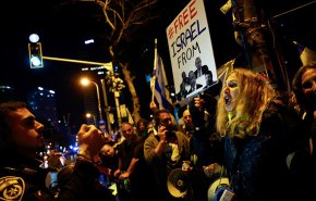 مظاهرات أمام منازل رؤساء الكيان الاسرائيلي للإطاحة بنتنياهو