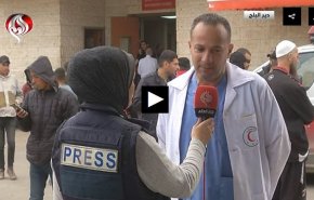 گزارش العالم از لحظه خداحافظی پزشک فلسطینی با پیکر همکارش +فیلم  