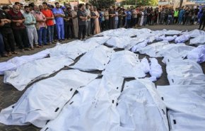 مجازر بدير البلح وتجميع جثامين الشهداء أمام مستشفى الأقصى