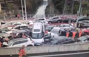 تصادف زنجیره‌ای بیش از ۱۰۰ خودرو در شرق چین + فیلم
