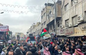 شاهد أردنيون يتظاهرون احتجاجا على القصف الإسرائيلي المتواصل على غزة