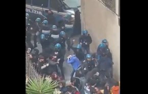 بالفيديو..السلطات الإيطالية تقمع طلابا مؤيدين لفلسطين في مدينة بيزا