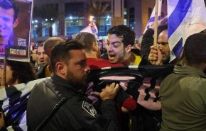 إعتقال عنيف لمتظاهرين ضد نتنياهو في 'تل أبيب'! + فيديو
