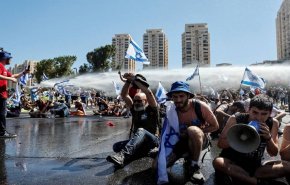 إستخدام خراطيم المياه لتفريق إحتجاجات اسرائيلية ضد حكومة تل ابيب + فيديو