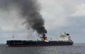 غرق شدن تدریجی کشتی عظیم انگلیسی پس از حمله موشکی یمن + فیلم