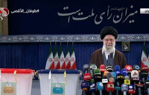 قائد الثورة الاسلامية يدلى بصوته في الانتخابات