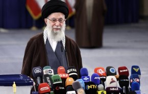 قائد الثورة الاسلامية: اعين شعوب العالم تترقب الوضع في ايران اليوم