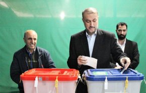 وزير خارجية إيران يدلي بصوته في الانتخابات البرلمانية