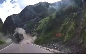 شاهد بالفيديو..صخرة عملاقة تسحق شاحنة برمشة عين