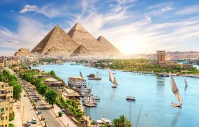 لوموند: مصر تبيع أراضيها وبنيتها التحتية للإمارات والسعودية