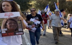 أقارب أسرى إسرائيليين يتظاهرون في تل أبيب للمطالبة بصفقة تبادل