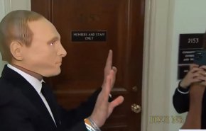 شاهد..عندما يرتدي نائب أميركي قناع بوتين في جلسات خاصة بعزل بايدن!