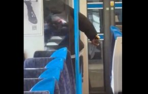 شاهد عملية طعن على متن قطار في لندن والركاب يتفرّجون!
