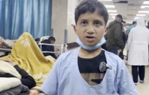 شاهد.. طفل من غزة يتطوع لخدمة الجرحى والأطباء