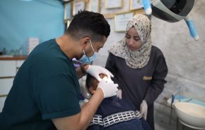 شاهد.. طبيب أسنان يحوّل خيمة النزوح لعيادة لعلاج المرضى في غزة