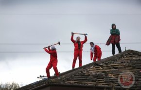 بريطانيون يحطمون مصنع أسلحة يدعم 'إسرائيل'