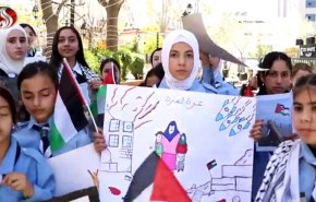 مسيرة لأطفال الخليل بالضفة الغربية تدعو لوقف الإبادة بحق أطفال غزة