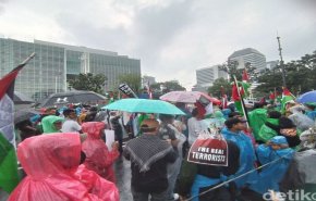راهپیمایی روز جهانی قدس در اندونزی زیر بارش باران 
