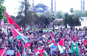 شاهد.. الاتراك يتظاهرون دعما لغزة قبل انطلاق اسطول الحرية 2