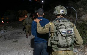 الاحتلال يشن حملة دهم واعتقالات في الضفة الغربية
