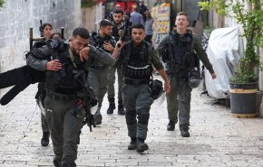 شاهد إصابة ضابط شرطة إسرائيلي بالقدس بعملية طعن واستشهاد المنفذ 