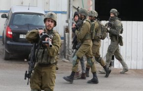 الاحتلال يقتحم قرى في نابلس ويعتقل فلسطینیين 