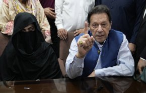 باكستان.. نقل زوجة عمران خان الثالثة إلى السجن