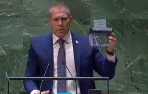  سفیر رژیم اسرائیل منشور سازمان ملل را در دستگاه خردکن انداخت+ویدئو
