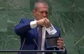 بالفيديو..ممثل الاحتلال لدى الأمم المتحدة يمزق الميثاق الأممي أمام الجمعية العامة