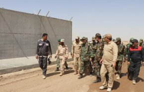 قائد القوات البرية للجيش يتفقد مشروع اغلاق الحدود الشمالية الشرقية للبلاد