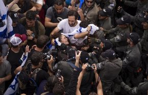 مظاهرات ضد نتنياهو في القدس تؤدي الى اشتباكات مع شرطة الاحتلال+ فيديو