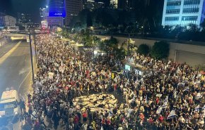  شاهد.. مظاهرات في تل أبيب بمشاركة لابيد ضد نتنياهو