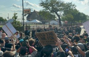 تظاهرات حاشدة في شيكاغو للمطالبة بوقف تسليح 