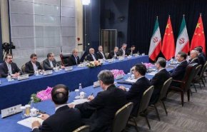 ايران والصين تؤكدان على تطوير العلاقات وخفض التوترات بالمنطقة