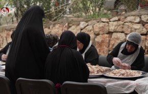 عائلة لبنانية تحوّل منزلها مطبخاً لتحضير الطعام للنازحين