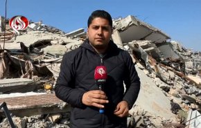 أهالي غزة يتنقلون فوق اسطح البنايات المهدومة للوصول الى خيامهم