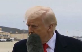 بالفيديو.. ترامب يتعرض لضربة مباغتة بميكروفون وهكذا يرد!